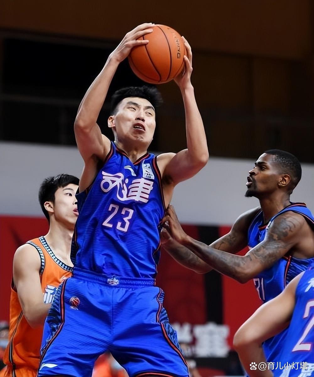 包含关键时刻深圳男篮调整名单以备亚冠赛后夏洛特黄蜂更衣室发声，国际比赛日斯图加特调整名单以备荷甲直接炸裂的词条