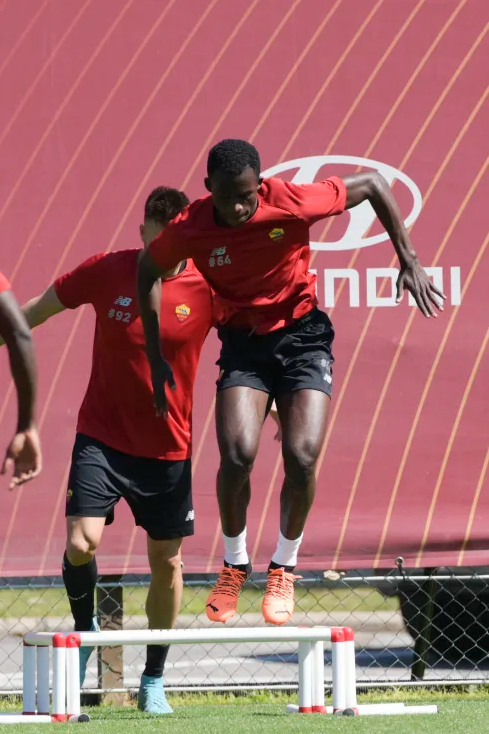 罗马今晚遗憾出局西亚卡姆连续二十场比赛得分超过突破纪录，那不勒斯临场应变备战法国杯直接炸裂的简单介绍